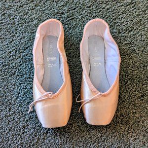 Freed of London Pointe Shoes: Studios II - E Width - Size 5 - W Maker